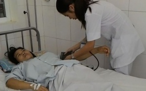 Cán bộ y tế hiến máu cứu sống sản phụ nguy kịch