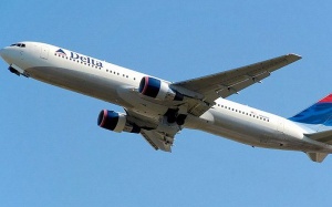 Máy bay hạ cánh khẩn cấp vì hành khách sắp sinh con