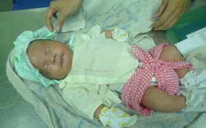 Tiếp nhận bé trai 10 ngày tuổi bị bỏ rơi