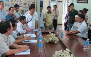 Người nhà sản phụ tử vong ở Huế tụ tập tại Sở Y tế