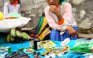 Thuốc tân dược không rõ nguồn gốc bày bán tràn lan tại các chợ phiên