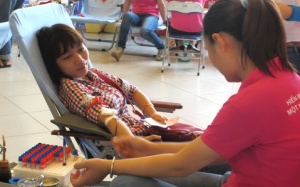 900 người tham gia hiến máu tình nguyện