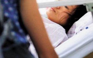 Một trẻ sơ sinh tử vong vì bị mẹ ném xuống đất