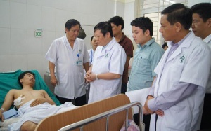 Thứ trưởng Bộ Y tế thăm nạn nhân vụ tai nạn xe khách