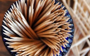 Nuốt tăm nhọn, 1 trẻ phải cấp cứu