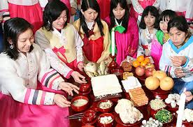 Mốt 'gãy tay' của phụ nữ Hàn dịp lễ Chuseok