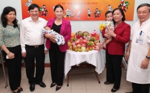 Nhiều bệnh nhi BV  Việt- Đức được tặng quà Tết Trung thu