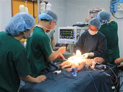 Cứu sống bệnh nhi 2 lần rơi vào nồi nước sôi