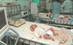 Cắt dây rốn bằng lưỡi lam, bé sơ sinh nguy kịch