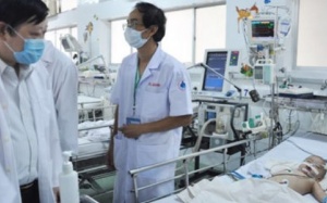 Bé trai sốc sau tiêm vaccine đã qua cơn nguy kịch