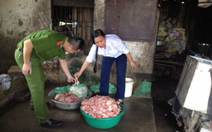 Phát hiện lò mỡ bẩn nghìn lít ở Hà Nội