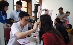 Gần 1.000 người nghèo dân tộc thiểu số được điều trị và mổ mắt