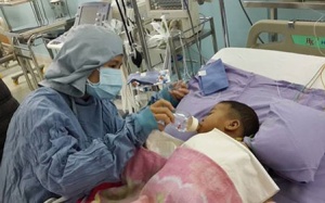 Bé được mẹ cho gan đã khỏe trở lại