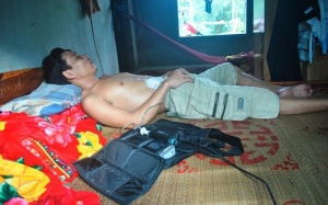 Kỳ lạ với người sống nhờ sạc điện vào... tim