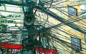 Vướng dây điện đứt ngang đường, một học sinh tử vong