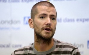 Ebola: Nhân viên y tế người Anh hiến máu cứu bệnh nhân Mỹ