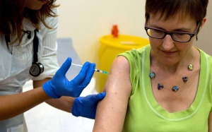 Anh: Lần đầu tiên thử nghiệm vaccine Ebola trên người