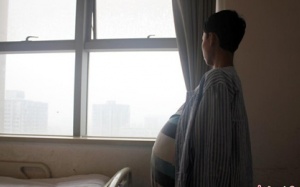 Kỳ lạ chàng trai mang 'bụng bầu' suốt 16 năm