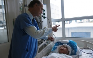 Phẫu thuật tạo hình cho bệnh nhân khuyết hộp sọ và sống mũi