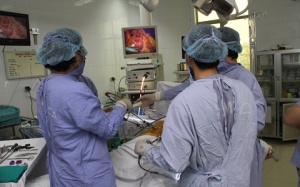 Lần đầu điều trị thành công ung thư dạ dày bằng nội soi
