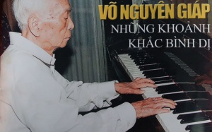 Sách ảnh về Đại tướng Võ Nguyên Giáp với sáu thứ tiếng