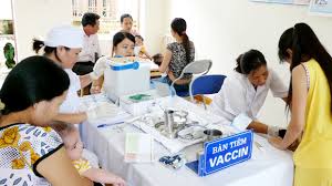 Ùn ùn ​đưa con đi tiêm vaccine '6 trong 1'