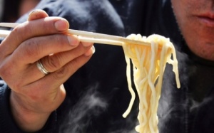 Tiệm mì Trung Quốc dùng thuốc phiện để giữ khách