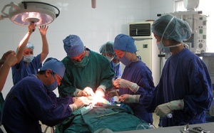 5 bệnh nhân được phẫu thuật cắt bướu, chỉnh hình