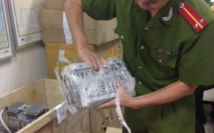 Phát hiện người Trung Quốc buôn lậu thuốc tân dược, thiết bị y tế