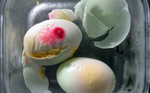 Trứng vịt có màu đỏ lạ: màu lạ được đưa vào khi đã bóc vỏ trứng