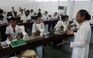 Cuba cử thêm 300 nhân viên y tế đến Tây Phi chống Ebola