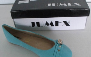 Thu hồi giày búp bê Trung Quốc có thể gây dị ứng