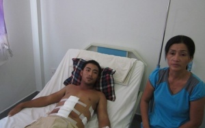 Cứu sống kỹ sư bị xe xúc húc vào bụng