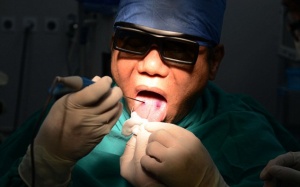 Bác sỹ tự phẫu thuật lưỡi để chữa ngáy