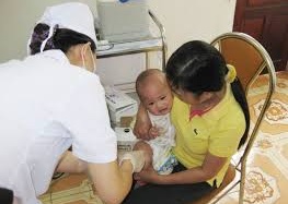 Hàng nghìn trẻ phải hoãn tiêm vaccine sởi-rubella đợt 1