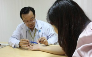 Mắc bệnh 'ngón tay cò súng' do lướt smartphone