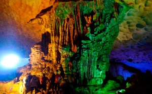 Cảnh báo xâm hại hang di sản ở Hạ Long