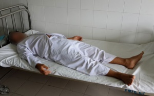 Đứt ống dẫn tinh vì sửa mái nhà