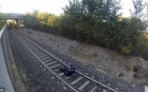  Liều mạng nằm trên đường ray để tàu lao qua