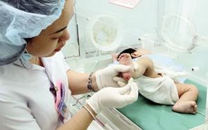 Tìm bệnh nguy hiểm qua máu gót chân
