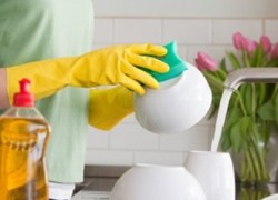 Bé gái tự tử bằng nước rửa bát do áp lực học hành 