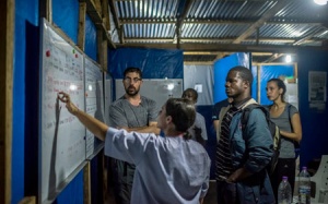 Mục sở thị một ngày hoạt động trong khu điều trị Ebola