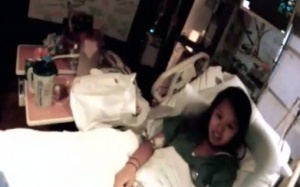 Video nữ y tá gốc Việt nhiễm Ebola trên giường bệnh