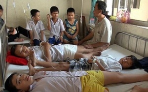 Hàng loạt học sinh bị sốt, đau bụng do vi khuẩn gây viêm dạ dày