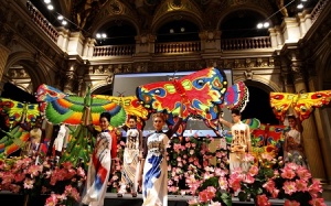 Áo dài Việt ghi dấu ấn văn hóa trong Tòa thị chính Paris