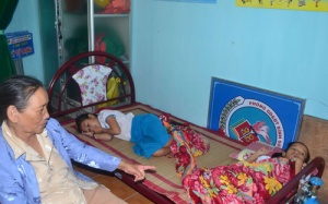 Nhiều học sinh ngất xỉu sau khi tiêm vaccine Sởi-Rubella