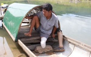 Đôi vợ chồng nghèo 15 năm “chở chữ” qua sông