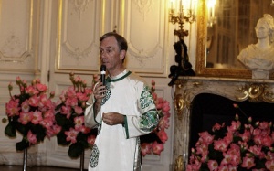 Áo dài Việt - Sứ giả của lòng nhân ái