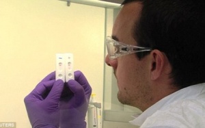 Phát hiện nhanh Ebola bằng thiết bị như que thử thai