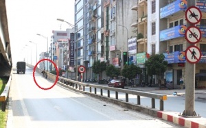 Người đi bộ ngỡ ngàng khi bị phạt tiền ở đường trên cao